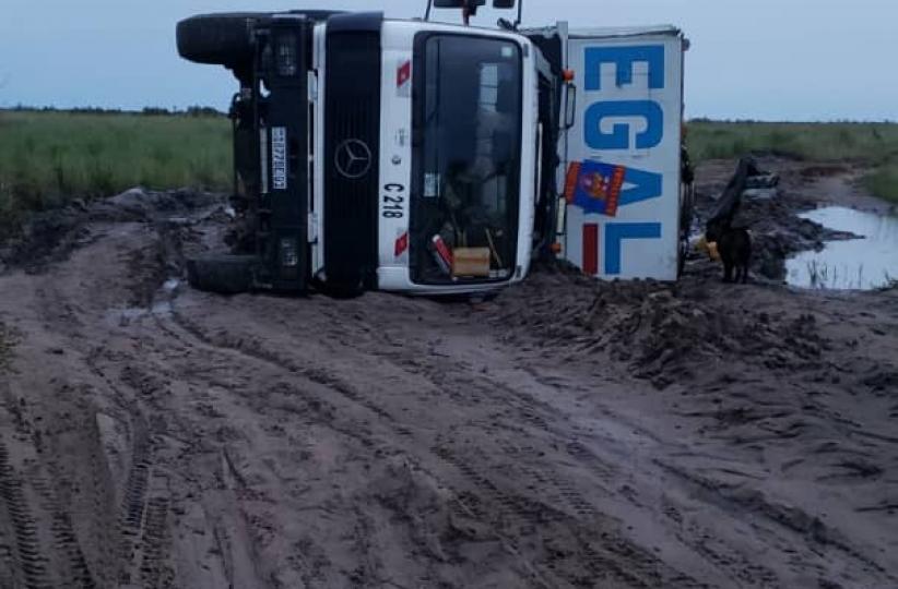 Camion d'Egal Sarl renversé. Ph. Droit tiers.