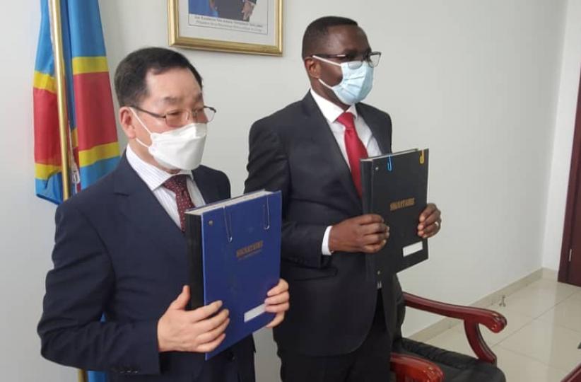 Julien Paluku et le représentant de la firme Sud-coréenne CHEONG MYUNG. Ph. Droits tiers.