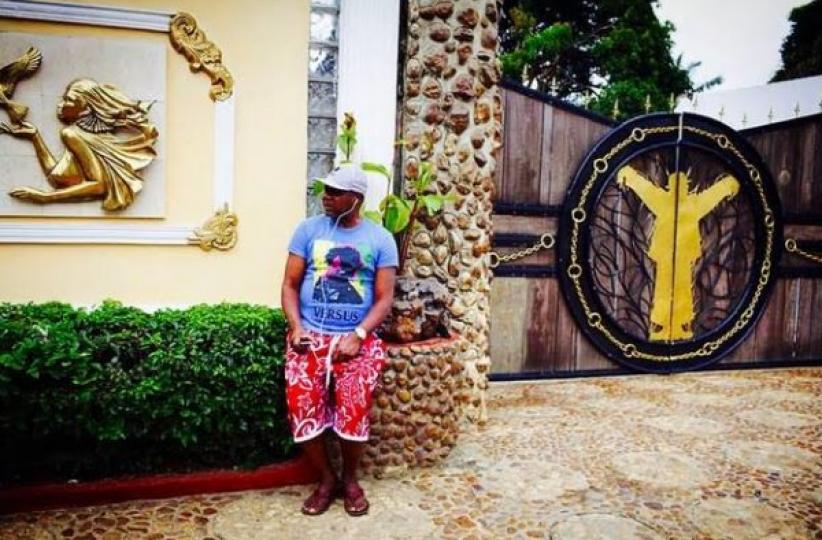 Papa Wemba devant sa résidence. Ph. Droits tiers. 