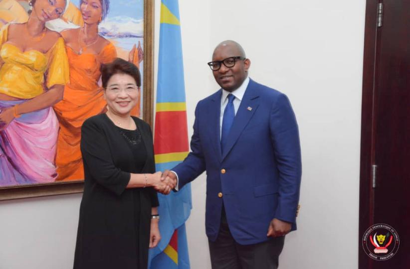 Poignée de main entre le Premier Ministre de la RDC et la Représentante spéciale du gouvernement chinois 