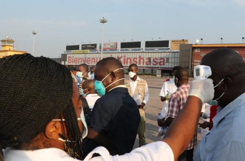Prélèvement de température à l'aéroport de N'Djili