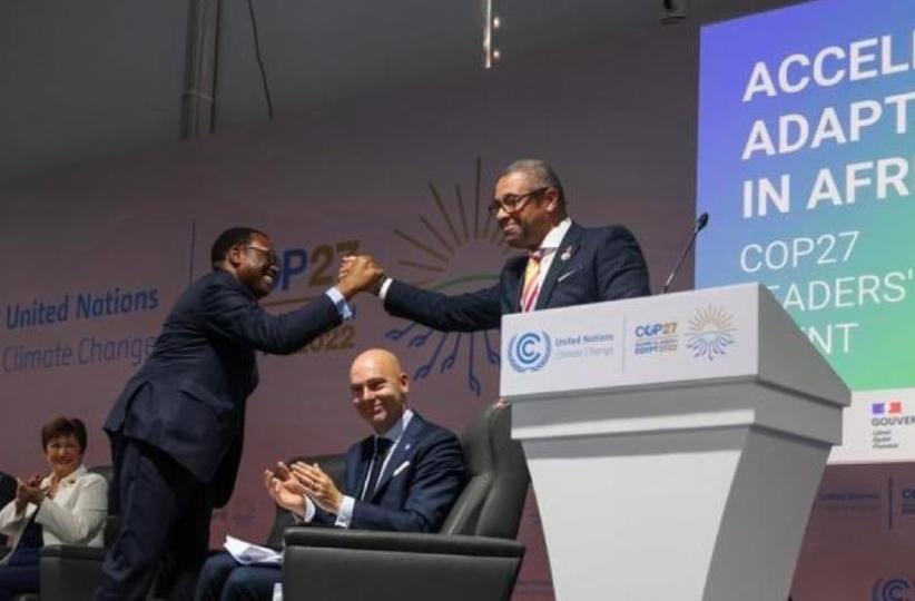 De gauche à droite : Le président de la BAD, Akinwumi Adesina, et le ministre britannique des Affaires étrangères, James Cleverly, à la COP27