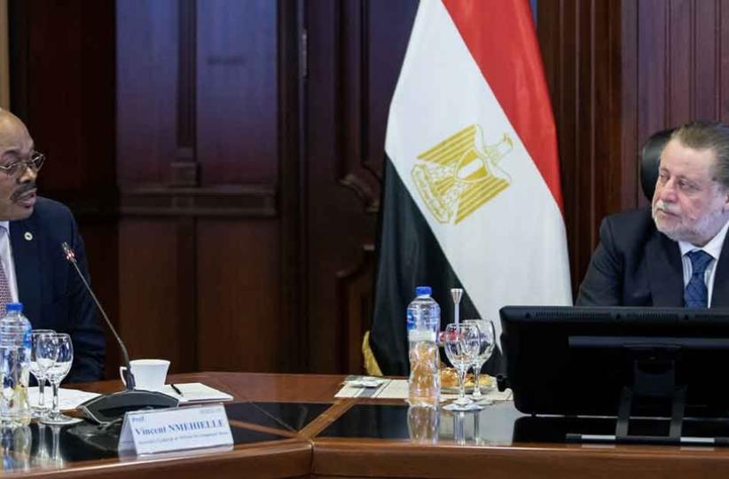 De gauche à droite: le secrétaire général de la BAD Vincent Nmehielle et le gouverneur de la Banque centrale d'Égypte Hassan Abdalla