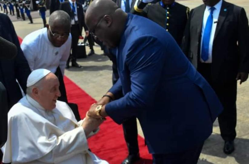 Le président de la République a accompagné le souverain pontife jusqu'au pied de son avion