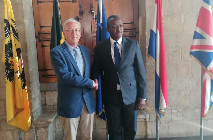 Le Gouverneur du Kasai Central et l'euro député et maire de la commune belge de OUDENAARD