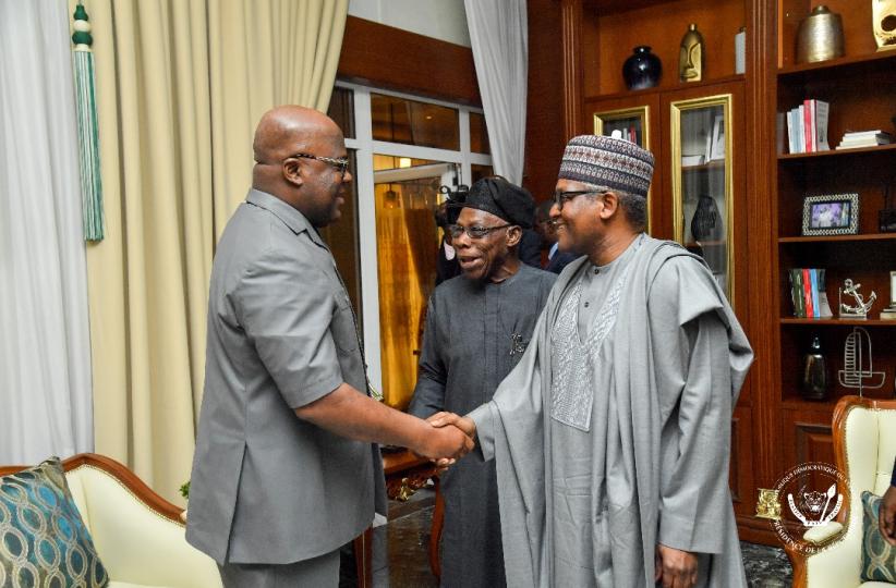 L'ancien président nigérian a conduit l'homme d'affaires Aliko Dangote chez le président de la République