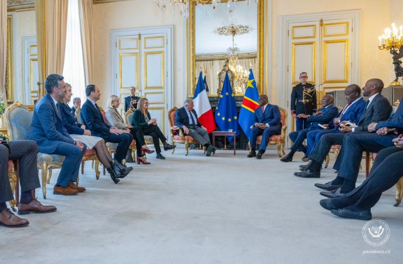 Reçu avec honneur au Sénat, le Chef de l'État a eu des entretiens, élargis à ses collaborateurs, avec  M. Gérard Larcher, Président du Sénat