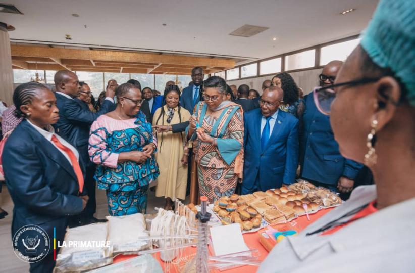La Première Ministre Judith Suminwa visitant quelques inventions congolaises 