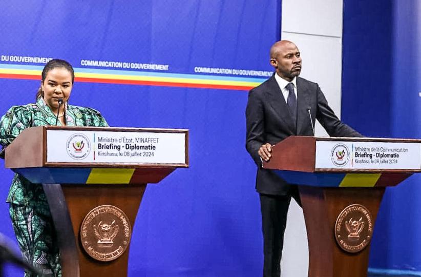 La MINETAT aux Affaires étrangères, Thérèse Kayikwamba, et le porte-parole du gouvernement Patrick Muyaya, lors du briefing