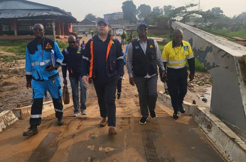 Le DG de la SNEL Fabrice Lusinde, au milieu, effectuant la visite des  installations électriques à Kisangani