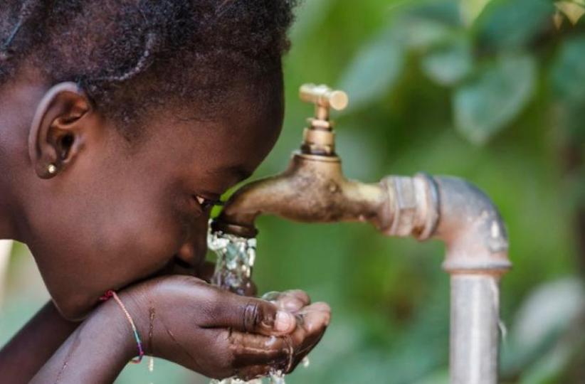 Une enfant buvant l'eau de la Regideso. Photo d'illustration 