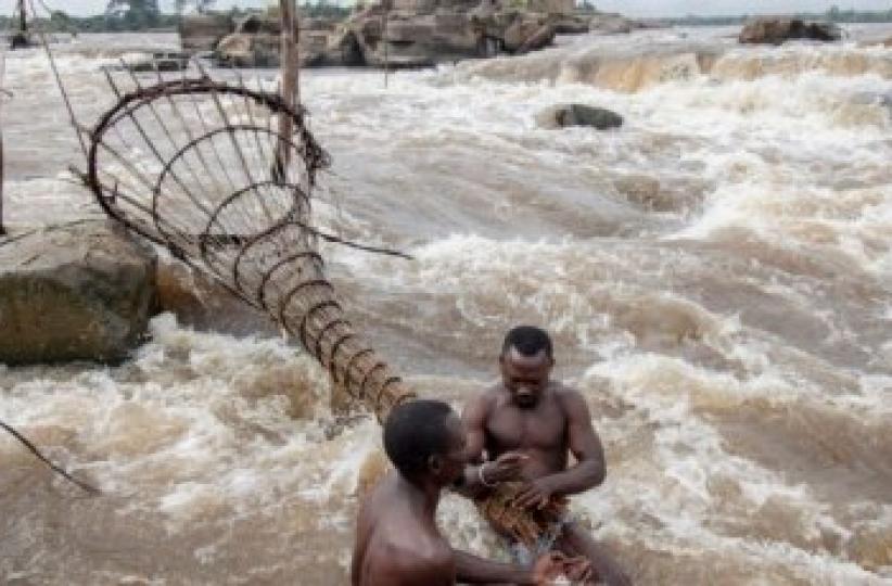 Un pêcheur sur le fleuve Congo à Kisangani. Photo d'illustration