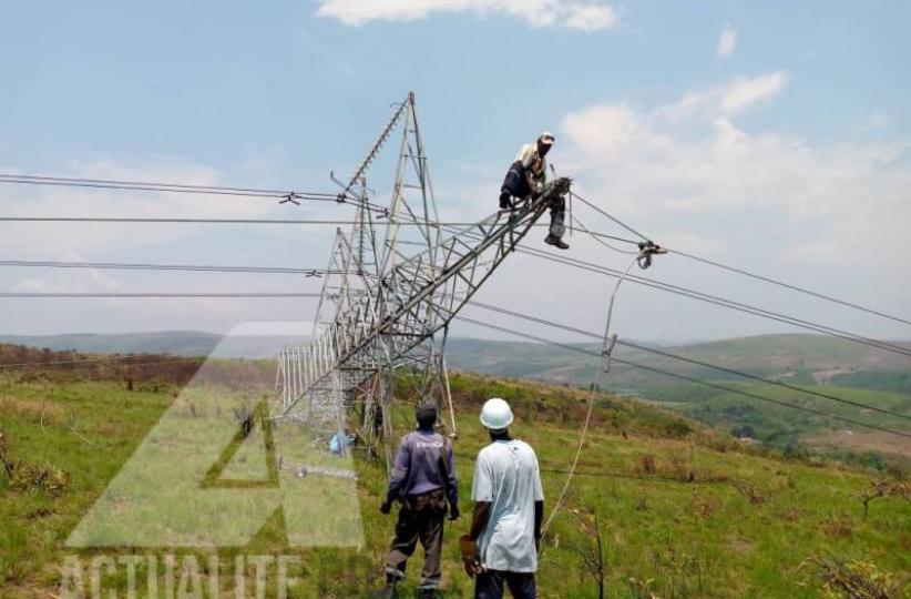 Des agents de la SNEL en intervention sur une ligne haute tension. Photo d'illustration