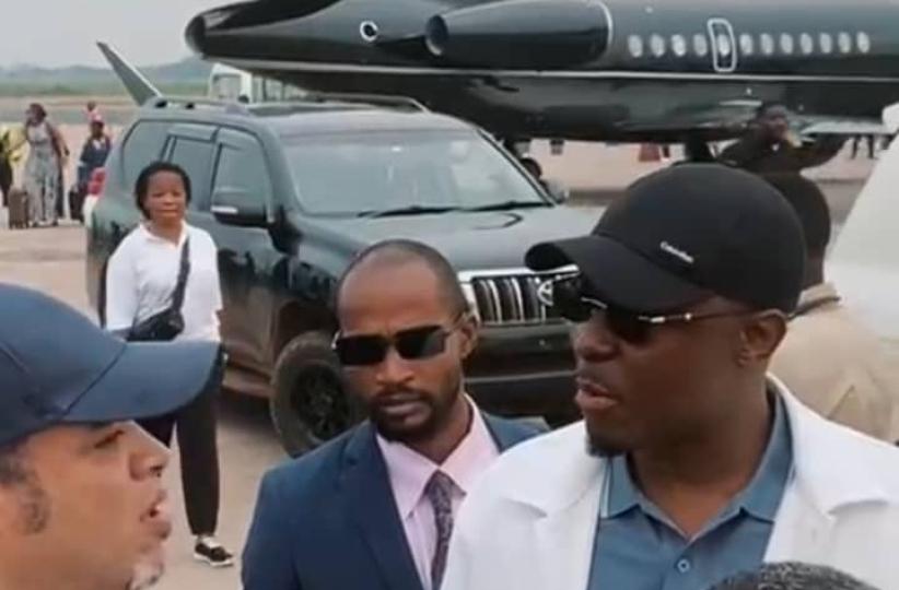 Le ministre Teddy Lwamba accueilli par le DG de la SNEL Fabrice Lusinde à l'aéroport de Kinsangani