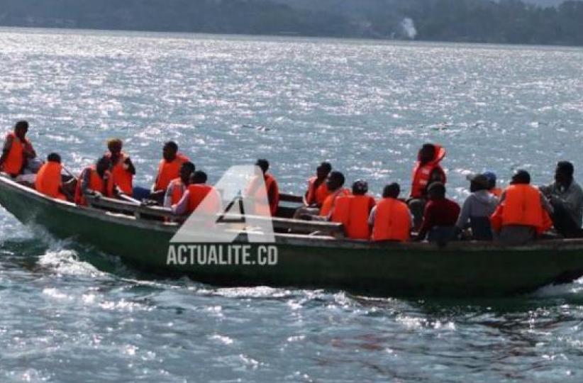 Une pirogue à moteur sur le lac. Photo d'illustration