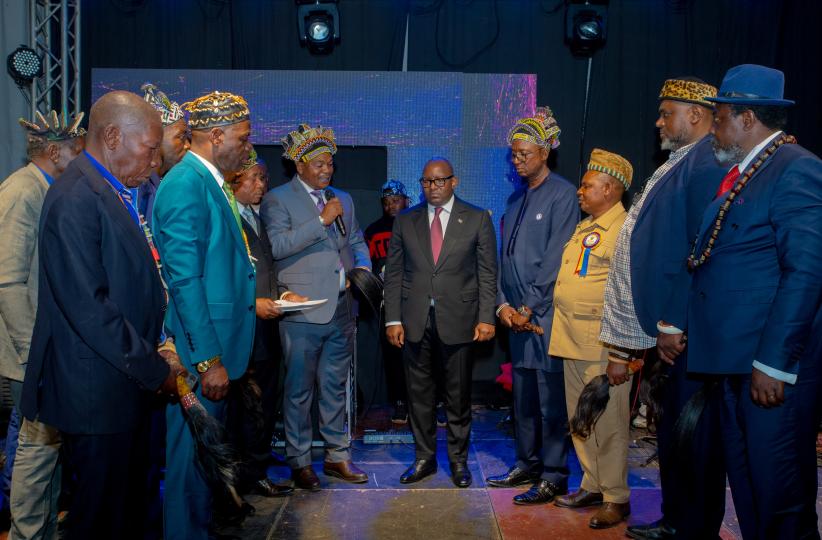 Le président du Sénat Sama Lukonde avec les chefs coutumiers du Katanga 