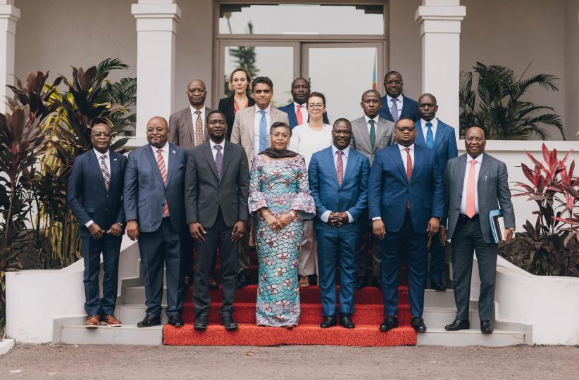 La PM Judith Suminwa posant avec l'équipe du FMI et les  membres du Gouvernement 