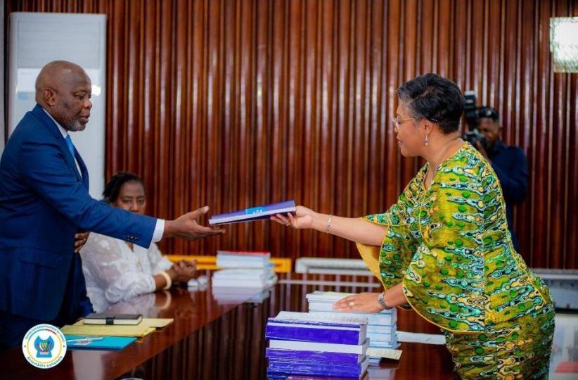 La PM Judith Suminwa remettant le Projet de loi de Finances 2025 entre les mains du président de l'Assemblée nationale Vital Kamerhe 