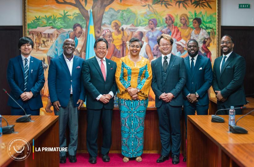 La Première ministre Judith Suminwa posant avec la délégation d'AML Group 