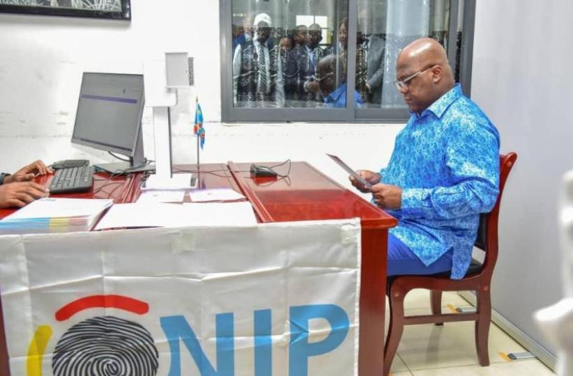 Félix Tshisekedi recevant sa carte d'identité à l'ONIP