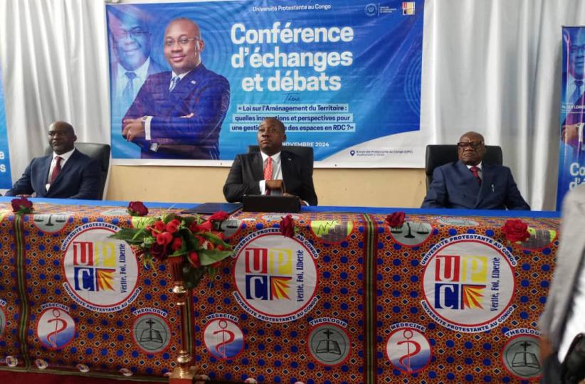 Au milieu, Guy Mboyo, ministre congolais de l'aménagement du territoire