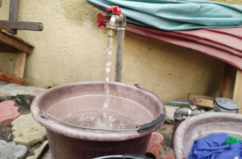 L'eau coulant au robinet. Photo d'illustration. 