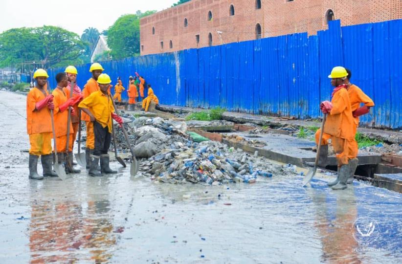 Curage des caniveaux à Kinshasa