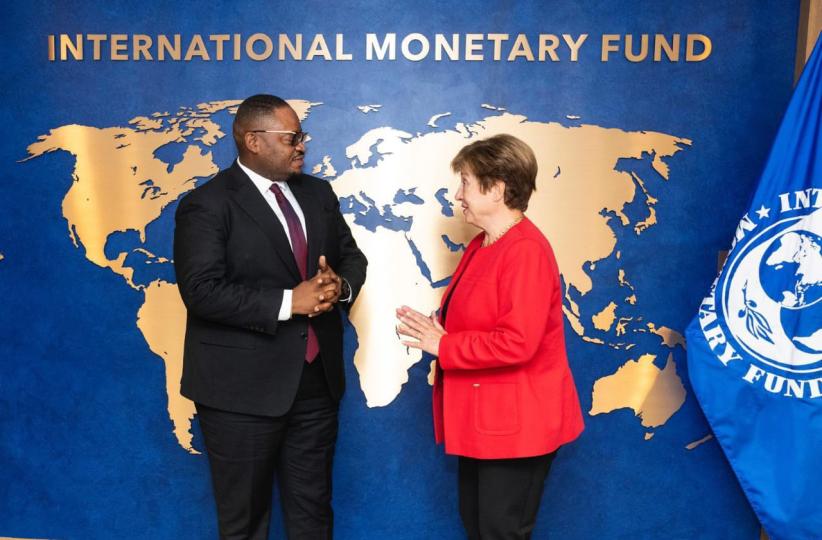 Doudou Fwamba, ministre congolais des Finances et avec Kristalina Georgieva, directrice générale du Fonds monétaire international (FMI), à Washington