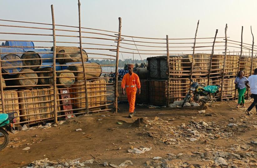 Photo d'illustration :Site de transit du carburant illicite à Moanda