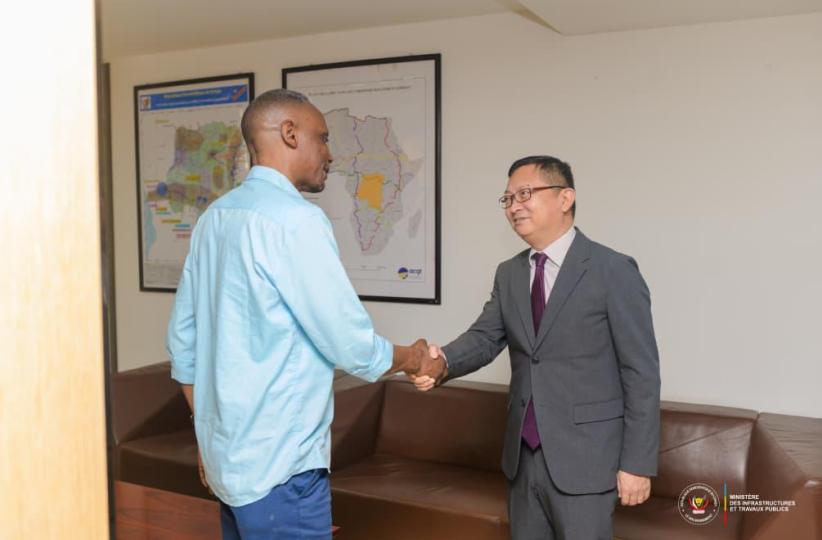Photo du nouveau ministre d'Infrastructures et l'ambassadeur chinois en RDC lors de leur rencontre