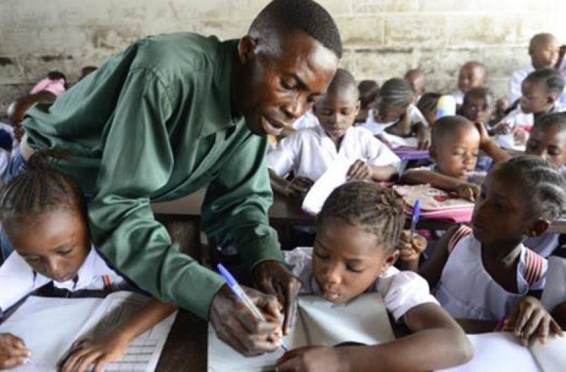 Photo d'illustration d'un enseignant en classe 