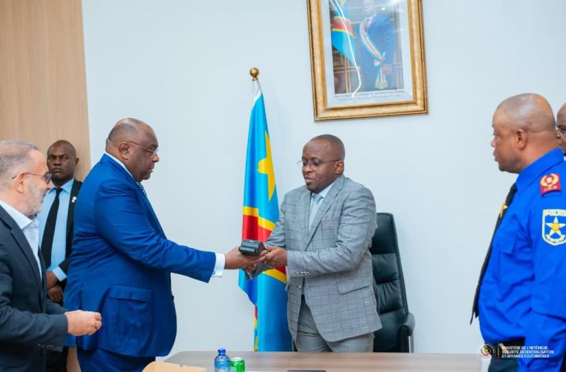 Le ministre de l'Intérieur, Jacquemin Shabani, et le ministre de Transports, Jean-Pierre Bemba lors de la remise du dispostif de verification de permis de conduire à Kinshasa