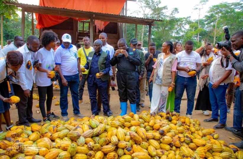 Le ministre Mohindo Nzangi lors du lancement de la campagne agricole dans la province de Tshopo, devant une culture de cacao