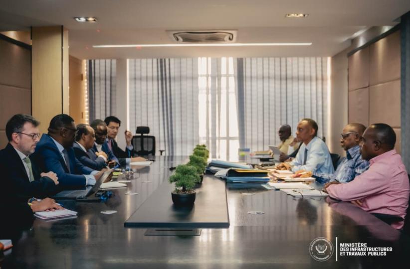 Lors de la rencontre entre le ministre d'Infrastructures, John Banza, et la délégation de la Banque mondiale ce vendredi 5 septembre 2025 à Kinshasa