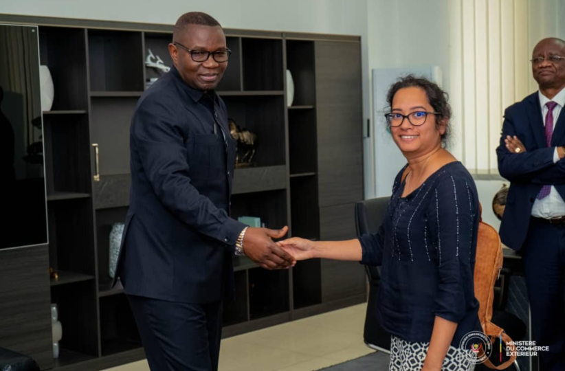 Le ministre Julien Paluku et Poorva Karkare du Centre Européen de Gestion des Politiques lors de leur tête-à-tête à Kinshasa