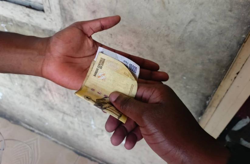 Perception de l'argent à la main 