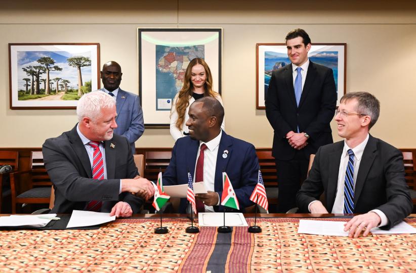 Washington, 10 mars 2026. Le ministre burundais des Ressources minières Hassan Kibeya (au centre) serre la main de Chris Showalter, directeur général de Lifezone Metals (à gauche), en présence de Christopher Kulukundis (à droite), conseiller spécial au bureau des affaires africaines du département d'État américain. La cérémonie, organisée au département d'État, a également vu la signature d'un mémorandum d'entente entre le Burundi et KoBold Metals portant sur la numérisation des archives géoscientifiques