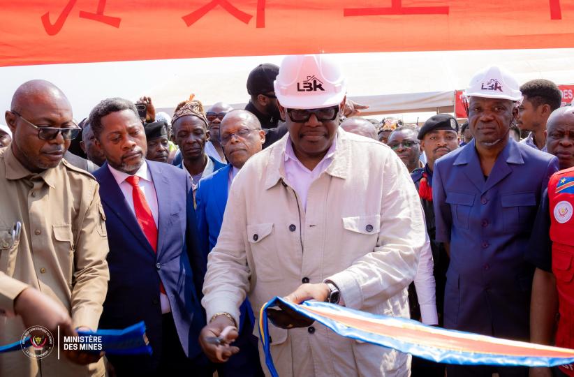 Louis Watum lançant les activités de prospection géologique du projet MICKA à Mbujimayi.