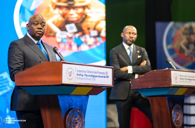 L'IGF Christophe Bitasimwa co animant un briefing spécial avec le ministre Patrick Muyaya.